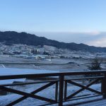 春は名のみの風の寒さや　朝起きたら雪景色