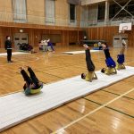 新野親子体操クラブに、教弘長野よりマット寄贈