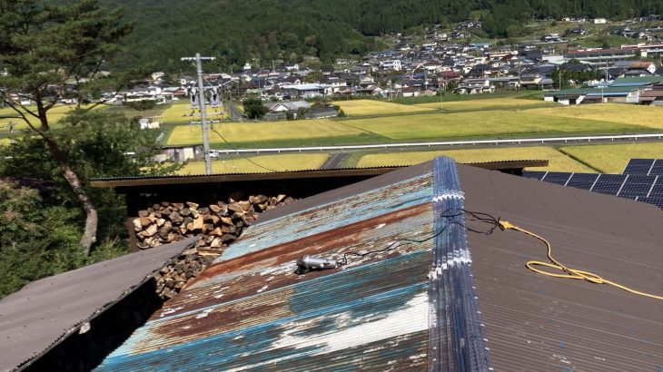 錆びた中古の波トタン再生。おまけに薪小屋連結。