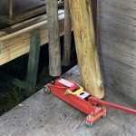 薪小屋の柱をジャッキアップ