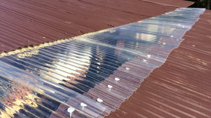 薪小屋連結、雨漏りなし。長尺材の収納に最適。