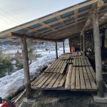DIY 薪小屋作り　床の施工　材料は廃材・枝利用