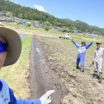 田んぼ畔塗りを手作業 先人はすごい!