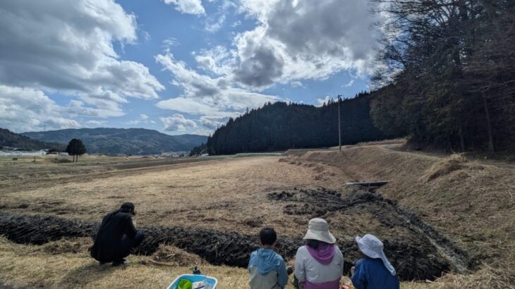 親子山村留学で農業体験　田んぼの春支度。枯草片付け大人顔負け！！！